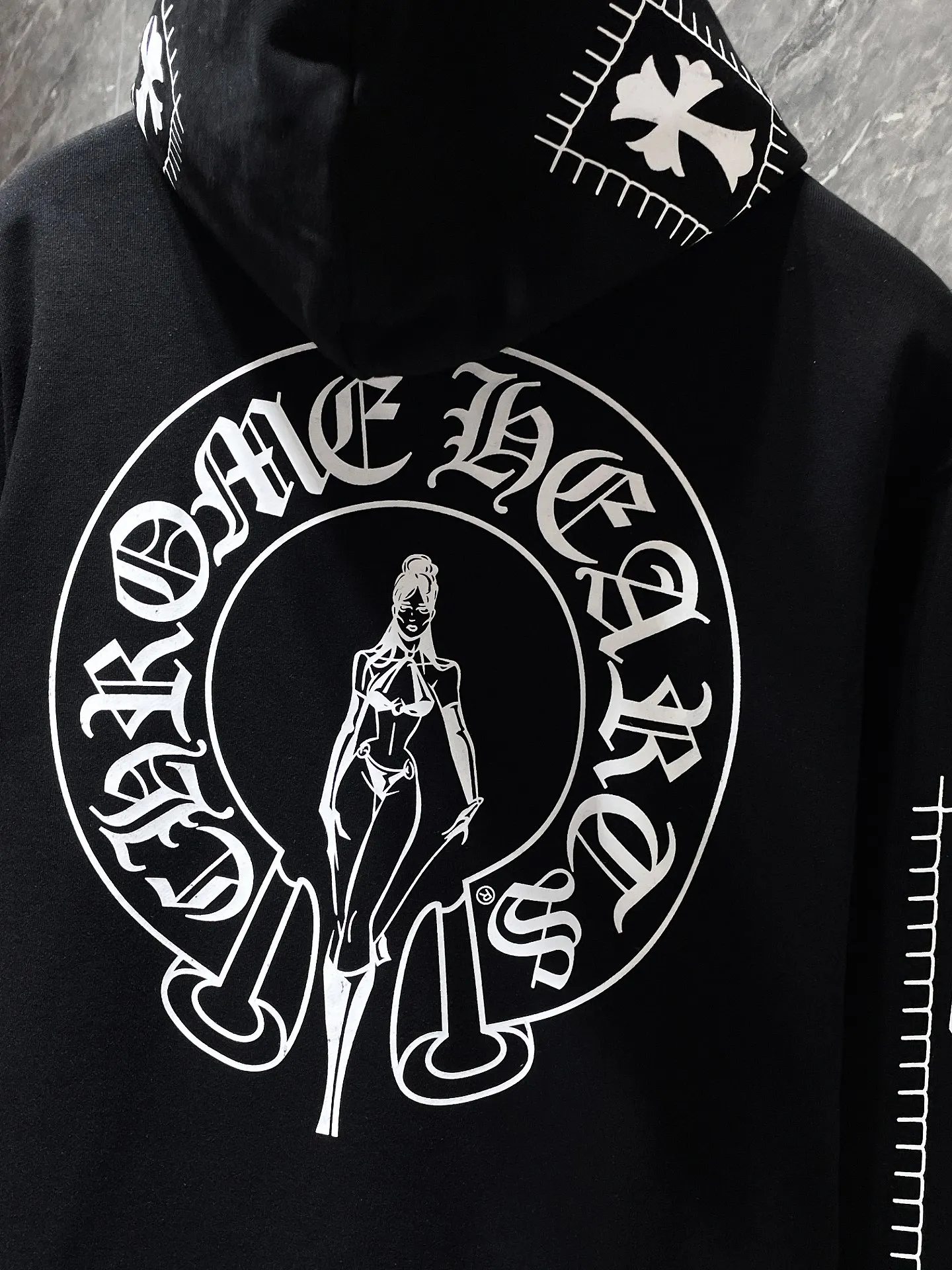 P246 Chrome Hearts Autumn and Winter 25ss. Counter synchronization. High gram weight, environmentally friendly and high-quality top-grade fabric. Big horseshoe deadly doll hooded sweatshirt. Imported environmentally friendly glue printing and dyeing. Counter synchronization. Re-engraved version 1:1. Recommended color: black. Size: S, M, L, XL.